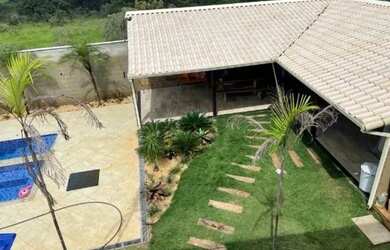 Imagem: A casa possui 5 Dormitórios, 4 Banheiros, 2 Vagas na garagem