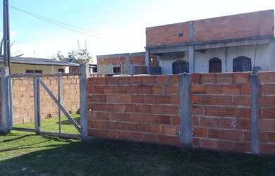 Imagem: A casa possui 2 Dormitórios, 1 Banheiro, 2 Vagas na garagem