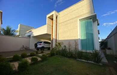 Imagem: A casa possui 3 Dormitórios, 3 Banheiros, 4 Vagas na garagem