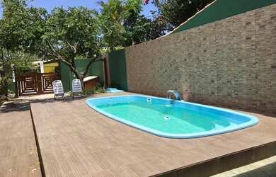 Imagem: A casa possui 4 Dormitórios, 5 Banheiros, 1 Vaga na garagem