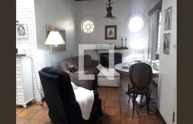 Imagem: A casa possui 3 Dormitórios, 3 Banheiros, 4 Vagas na garagem