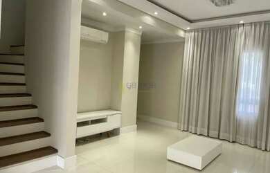 Imagem: A casa possui 3 Dormitórios, 3 Banheiros, 2 Vagas na garagem