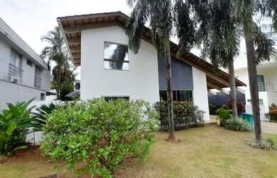 Imagem: A casa em condomínio possui 4 Dormitórios, 5 Banheiros, 2