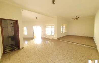 Imagem: O depósito possui 4 Vagas na garagem, 320m² de Área e está