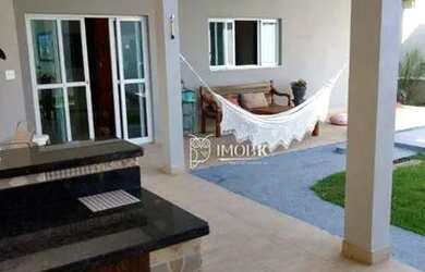 Imagem: A casa em condomínio possui 4 Dormitórios, 3 Banheiros e 452m²