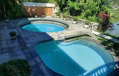 Imagem: A casa possui 4 Dormitórios, 5 Banheiros, 5 Vagas na garagem