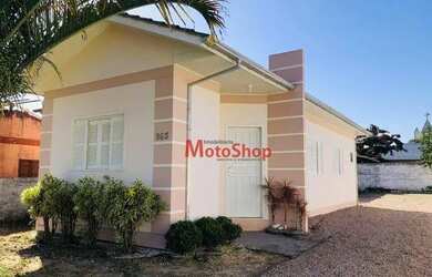 Imagem: A casa possui 3 Dormitórios, 1 Banheiro, 2 Vagas na garagem