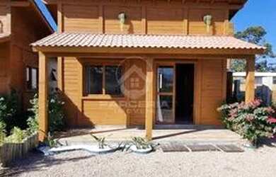 Imagem: A casa possui 2 Dormitórios, 2 Banheiros, 2 Vagas na garagem