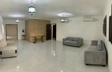 Imagem: A casa possui 3 Dormitórios, 1 Banheiro, 2 Vagas na garagem