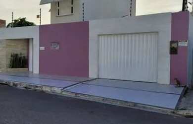 Imagem: A casa possui 4 Dormitórios, 5 Banheiros, 3 Vagas na garagem