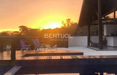 Imagem: A casa em condomínio possui 5 Dormitórios, 5 Banheiros, 5