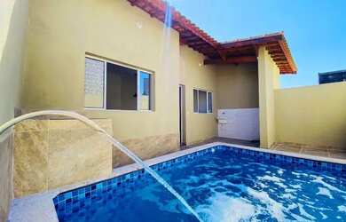 Imagem: A casa possui 2 Dormitórios, 2 Banheiros, 2 Vagas na garagem