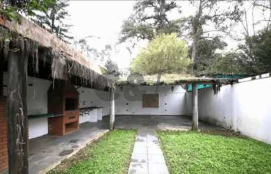 Imagem: A casa possui 4 Dormitórios, 5 Banheiros, 4 Vagas na garagem