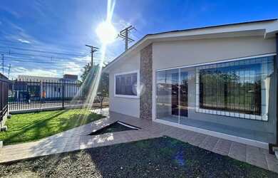 Imagem: A casa possui 3 Dormitórios, 4 Banheiros, 1 Vaga na garagem