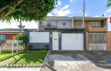 Imagem: A casa possui 4 Dormitórios, 2 Banheiros, 2 Vagas na garagem