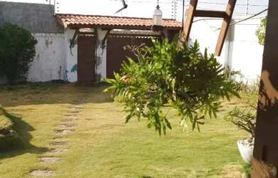 Imagem: A casa possui 4 Dormitórios, 4 Banheiros, 5 Vagas na garagem