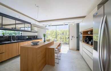 Imagem 10: Imóvel para aluguel e venda tem 293 metros quadrados com 4 quartos