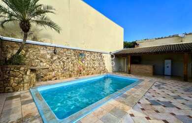 Imagem: A casa possui 4 Dormitórios, 5 Banheiros, 4 Vagas na garagem