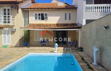 Imagem: A casa possui 4 Dormitórios, 4 Banheiros, 2 Vagas na garagem