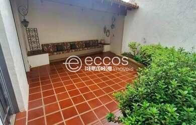 Imagem: A casa possui 3 Dormitórios, 3 Banheiros, 2 Vagas na garagem