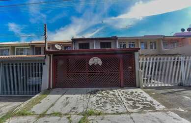 Imagem: A casa possui 3 Dormitórios, 2 Banheiros, 3 Vagas na garagem