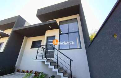 Imagem: A casa possui 3 Dormitórios, 2 Banheiros, 4 Vagas na garagem