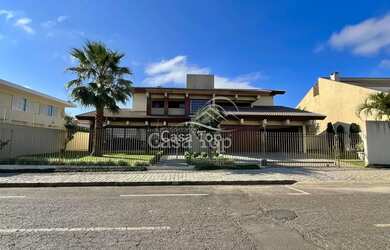 Imagem: A casa possui 4 Dormitórios, 4 Banheiros, 5 Vagas na garagem