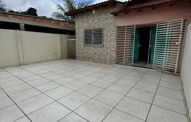 Imagem: A casa possui 3 Dormitórios, 2 Banheiros, 2 Vagas na garagem