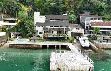 Imagem: A casa possui 5 Dormitórios, 5 Banheiros, 4 Vagas na garagem