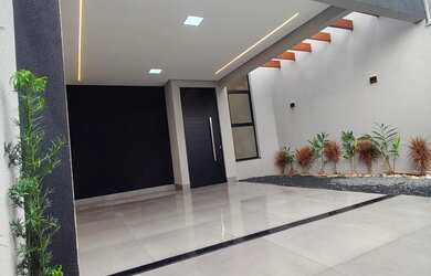 Imagem: A casa possui 3 Dormitórios, 2 Banheiros, 2 Vagas na garagem