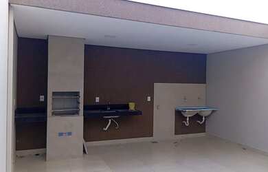 Imagem: A casa possui 4 Dormitórios, 3 Banheiros, 2 Vagas na garagem