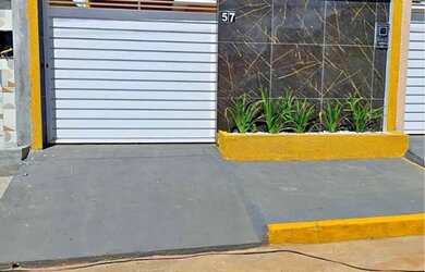 Imagem: A casa possui 3 Dormitórios, 2 Banheiros, 3 Vagas na garagem