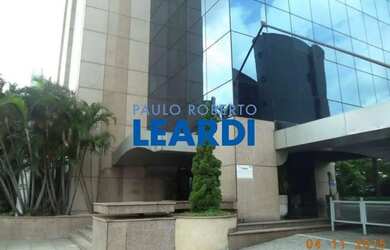 Imagem: O depósito possui 5 Vagas na garagem e 387m² de Área e está