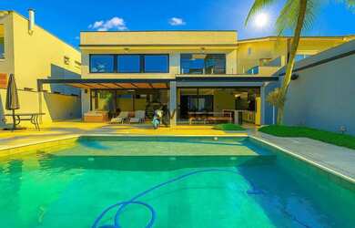 Imagem: A casa em condomínio possui 5 Dormitórios, 5 Banheiros, 4