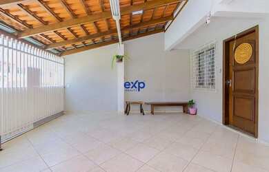 Imagem: A casa possui 3 Dormitórios, 2 Banheiros, 2 Vagas na garagem