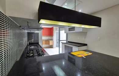 Imagem: A casa possui 2 Dormitórios, 2 Banheiros, 2 Vagas na garagem