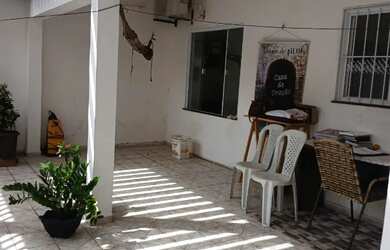 Imagem: A casa possui 3 Dormitórios, 2 Banheiros, 1 Vaga na garagem