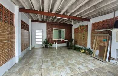 Imagem: A casa possui 2 Dormitórios, 1 Banheiro, 2 Vagas na garagem