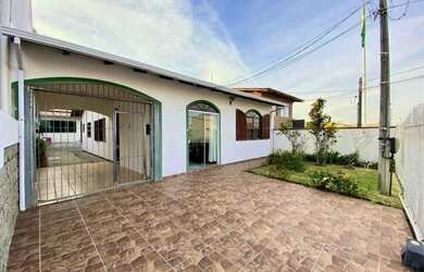 Imagem: A casa possui 5 Dormitórios, 4 Banheiros, 3 Vagas na garagem