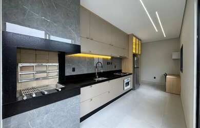 Imagem: A casa em condomínio possui 3 Dormitórios, 4 Banheiros, 2