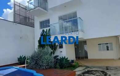 Imagem: A casa possui 3 Dormitórios, 5 Banheiros, 5 Vagas na garagem