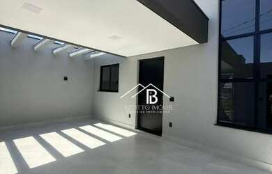 Imagem: A casa possui 3 Dormitórios, 2 Banheiros, 2 Vagas na garagem