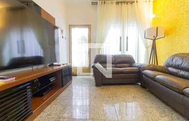 Imagem: A casa possui 3 Dormitórios, 1 Banheiro, 1 Vaga na garagem