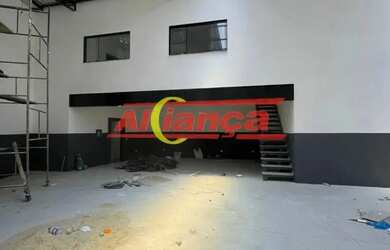 Imagem: O depósito possui 4 Vagas na garagem, 250m² de Área e está