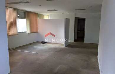 Imagem: O depósito possui 2 Vagas na garagem e 168m² de Área e está