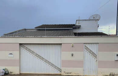 Imagem: A casa possui 2 Dormitórios, 1 Banheiro, 2 Vagas na garagem