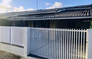 Imagem: A casa possui 3 Dormitórios, 2 Banheiros, 1 Vaga na garagem