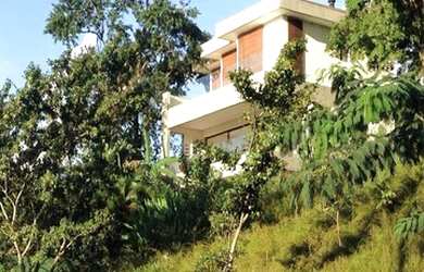 Imagem: A casa possui 4 Dormitórios, 5 Banheiros, 5 Vagas na garagem