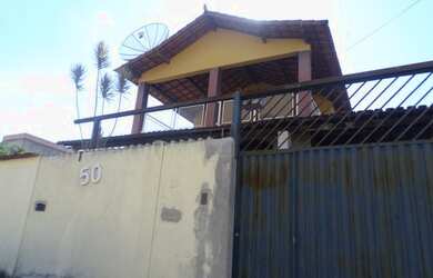 Imagem: A casa possui 3 Dormitórios, 2 Banheiros, 3 Vagas na garagem