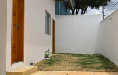 Imagem: A casa e possui 3 Dormitórios, Suítes, 2 Banheiros, 2 Vagas